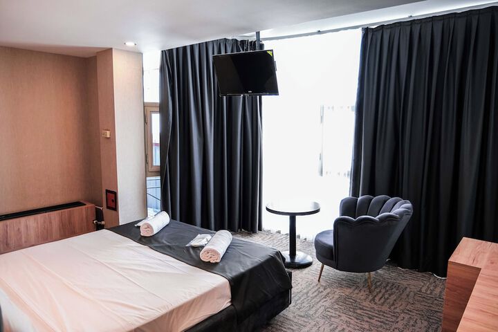 Room 11 of 21