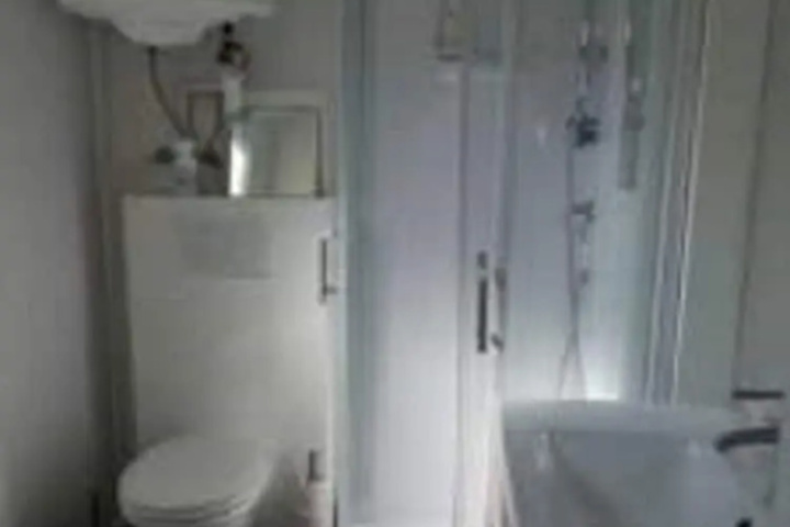 Room 6 of 9