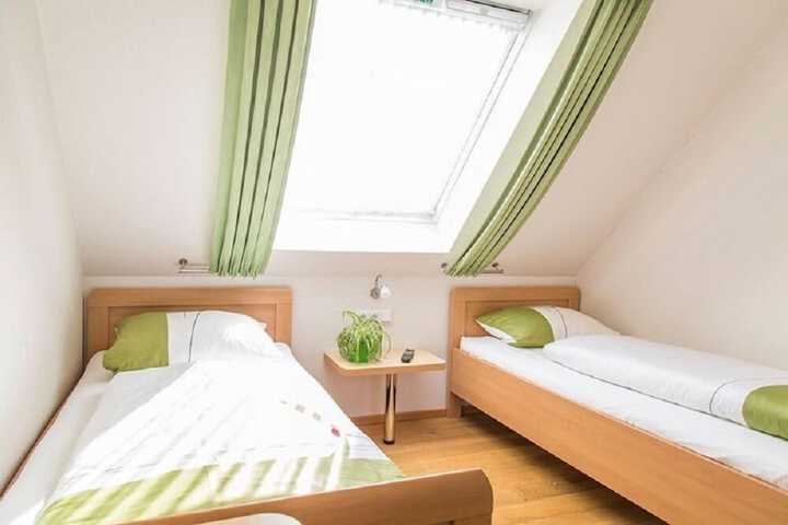 Room 10 of 25