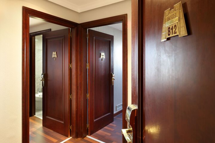 Room 9 of 28