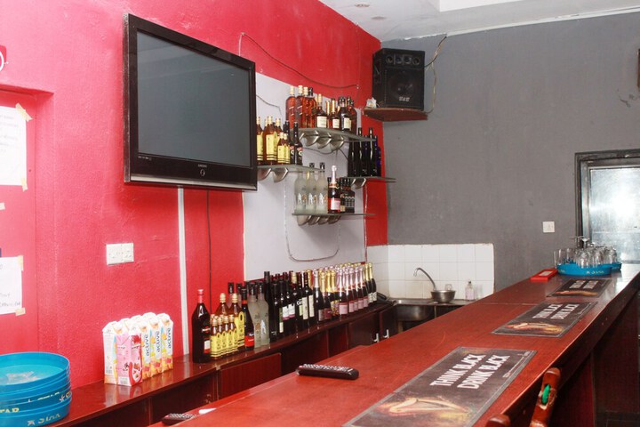 Lounge 16 of 18