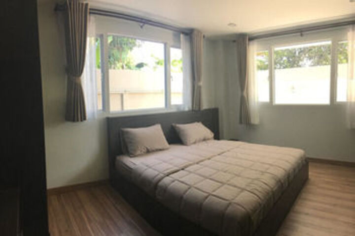 Room 5 of 8