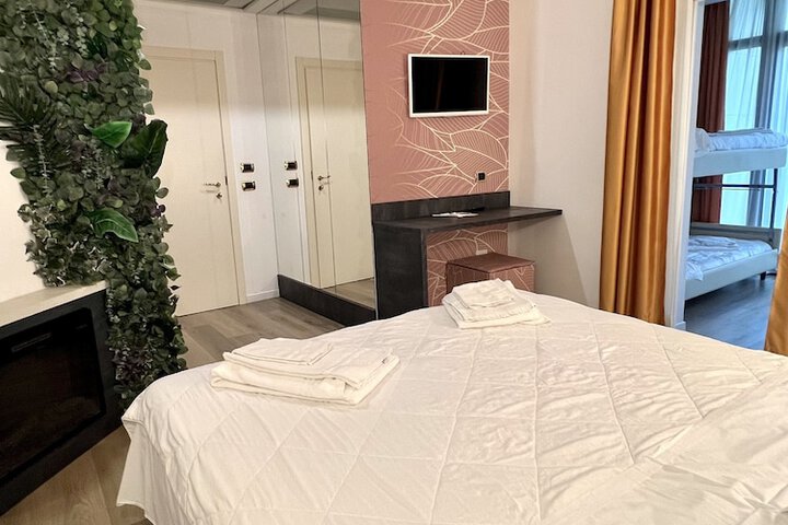 Room 18 of 80