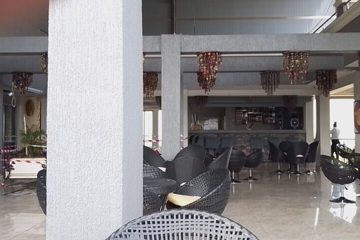 Lounge 12 of 21