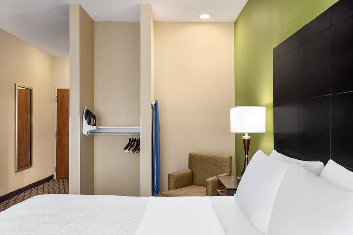 Room 28 of 65
