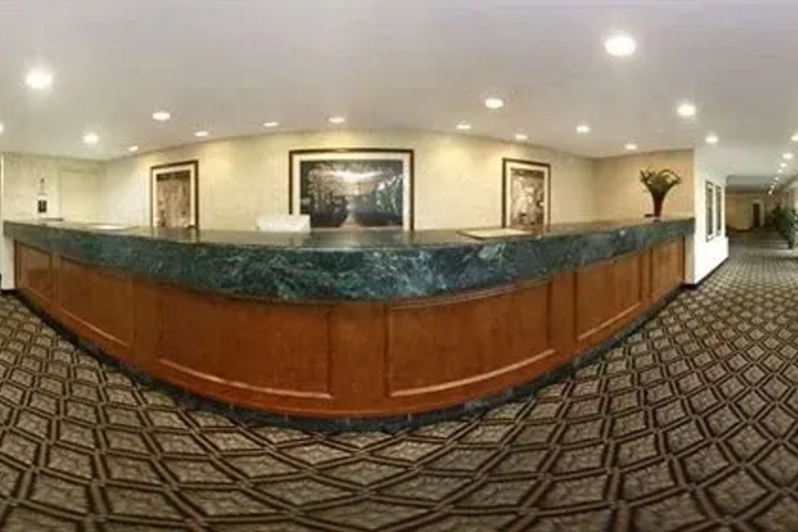Exterior of Clarion Hotel Mansion Inn