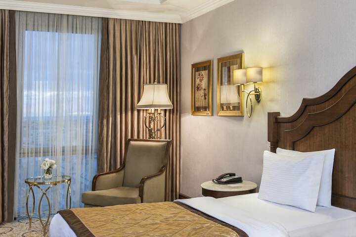 Room 9 of 26
