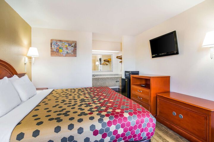 1 King Bed (5 of 6)