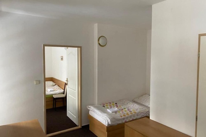 Room 9 of 33