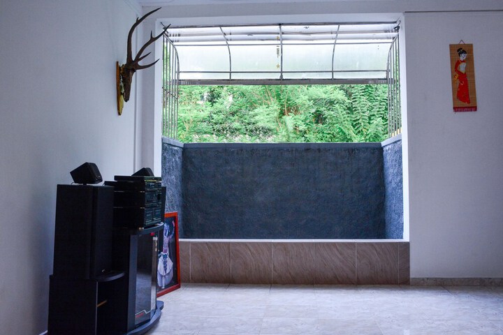 Room 8 of 18