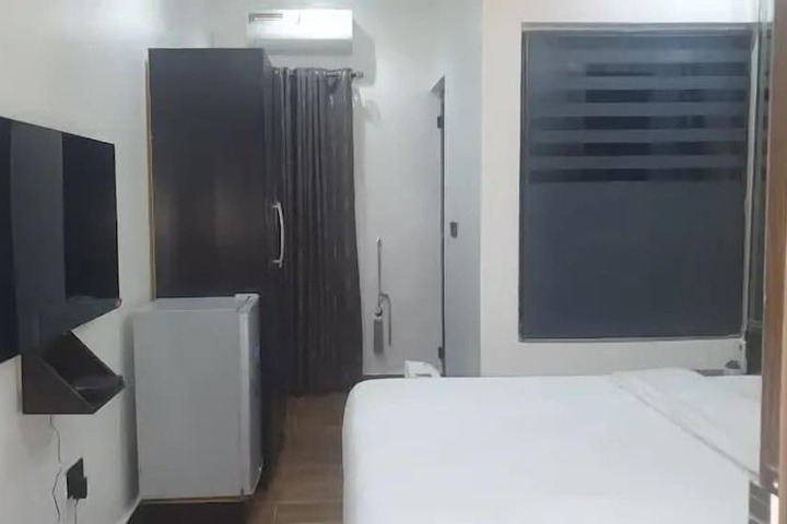 Room 3 of 34