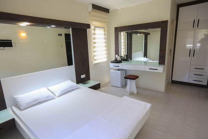 Room 6 of 12