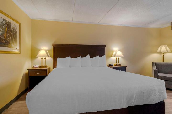 Double Accessible Queen Size Bed (16 of 28)