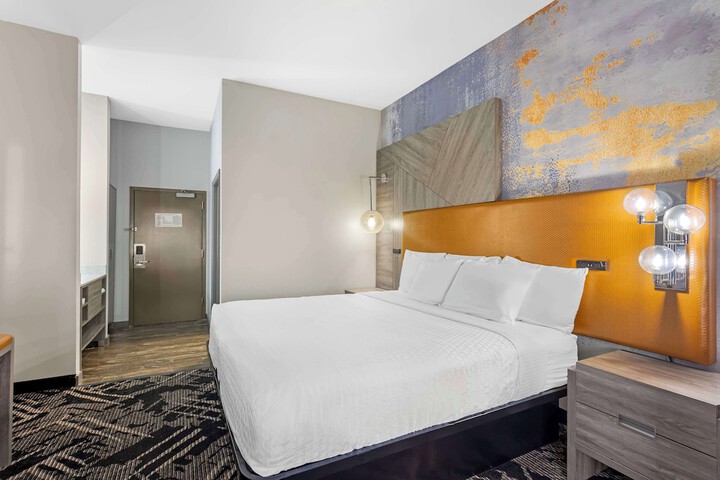 1 King Bed - Free High Speed Internet, Microwave, Refridgerator, Continental Breakfast (8 of 8)