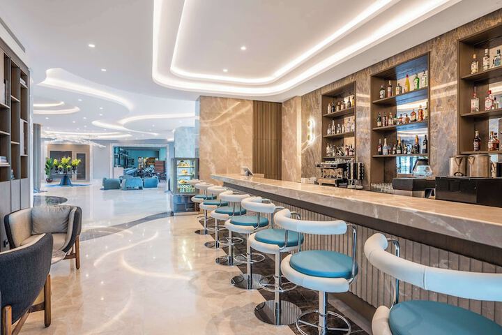 Lounge 63 of 85