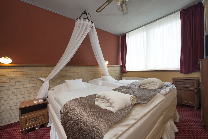 Room 10 of 60