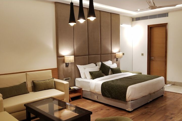 Room 6 of 8