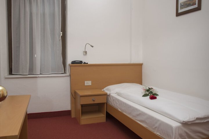Room 5 of 42