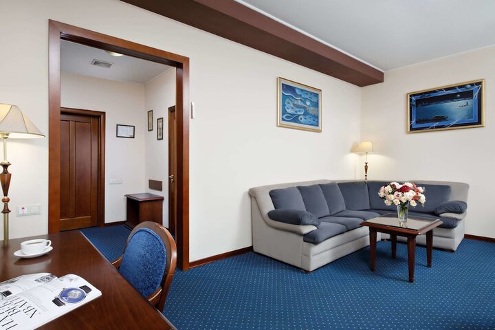 Room 10 of 31
