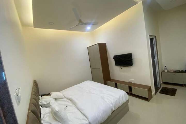 Room 6 of 14