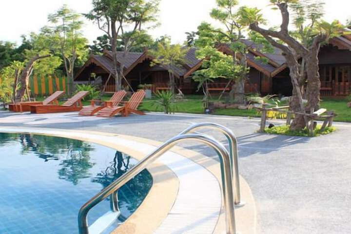 Hotel Pool