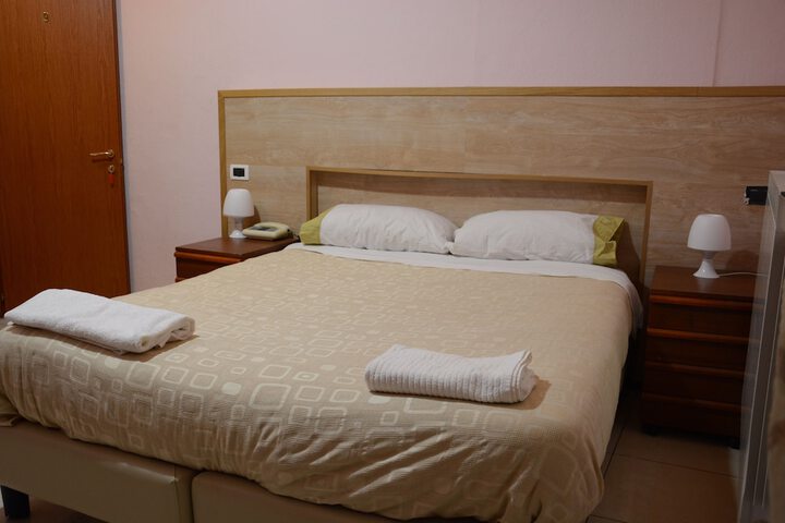 Room 5 of 10