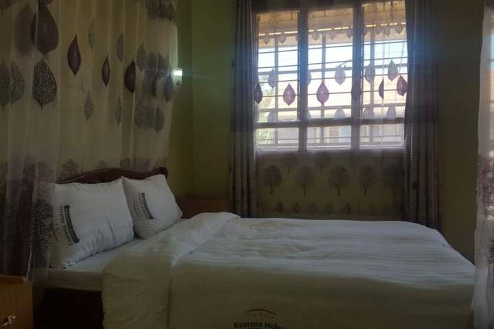 Room 6 of 18