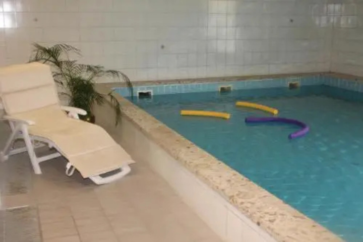 Pool 10 of 15
