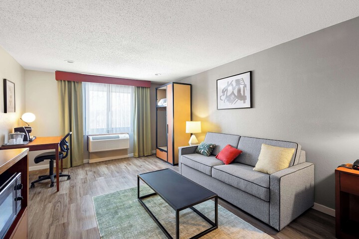 1 King Accessible Comm Assist Bathtub Microwave, Refrigerator Full Breakfast (4 of 33)