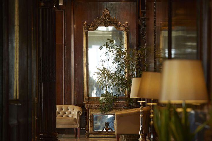 Entrance & Lobby