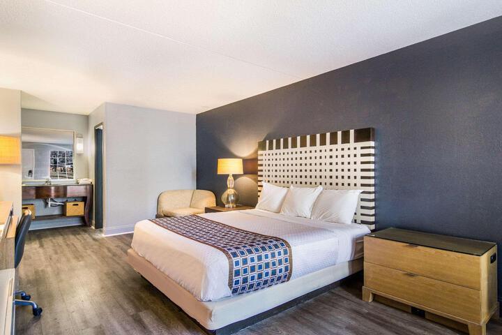 1 King Bed (4 of 8)