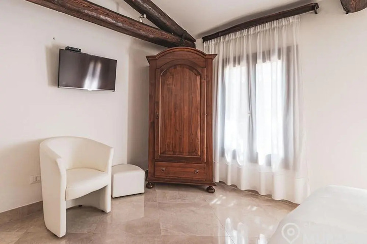 Room 4 of 15