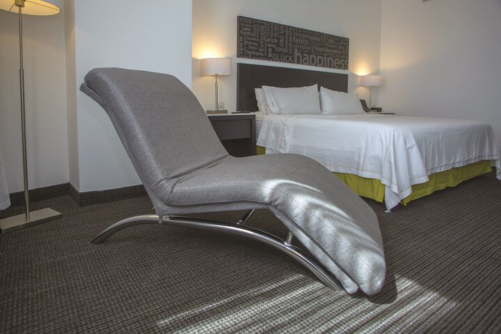 Room 4 of 93