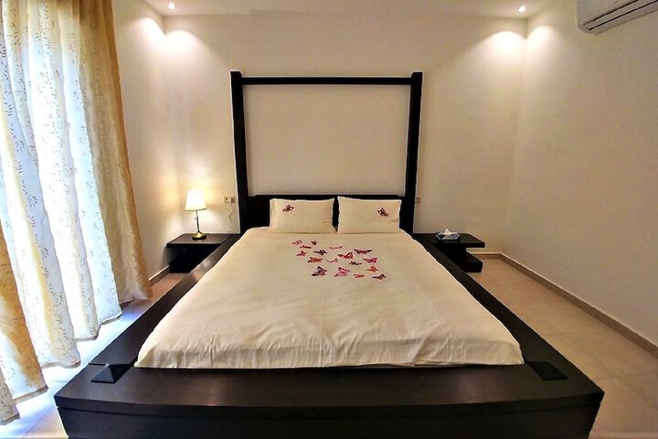 Room 3 of 127