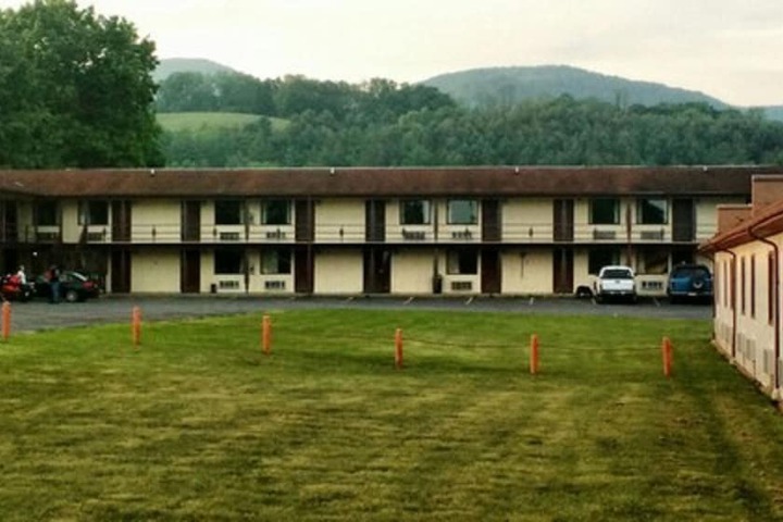 Hotel Exterior 11 of 12