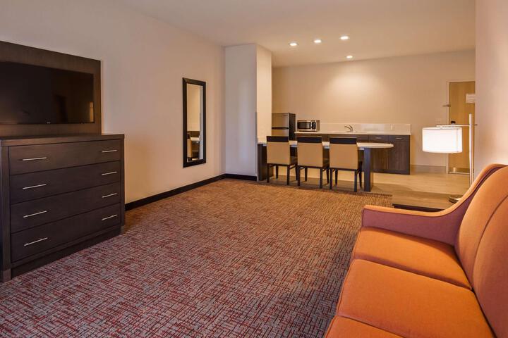 Accesssuite1 Kingbedmobilityaccesswalkinshowersofabedforonepersonrefrigeratornonsmokingfullbreakfast (7 of 24)