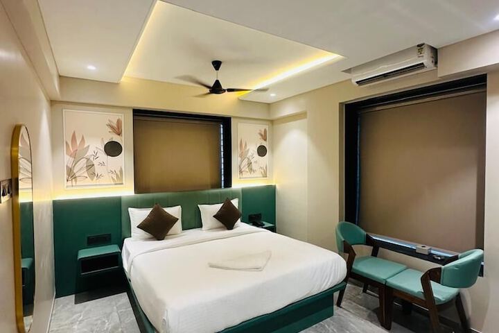 Room 6 of 18