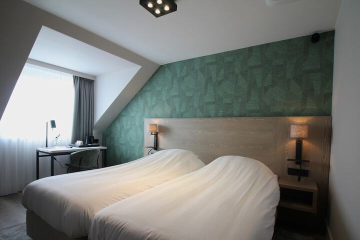 Room 7 of 48