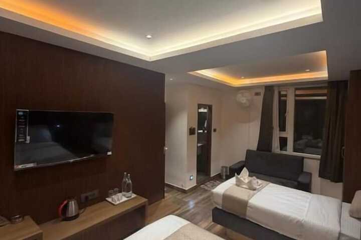 Room 9 of 32