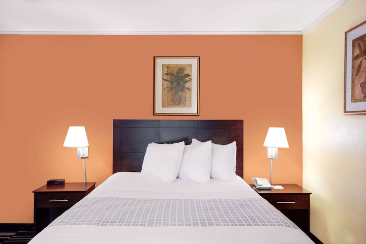 1 Queen Bed (3 of 12)
