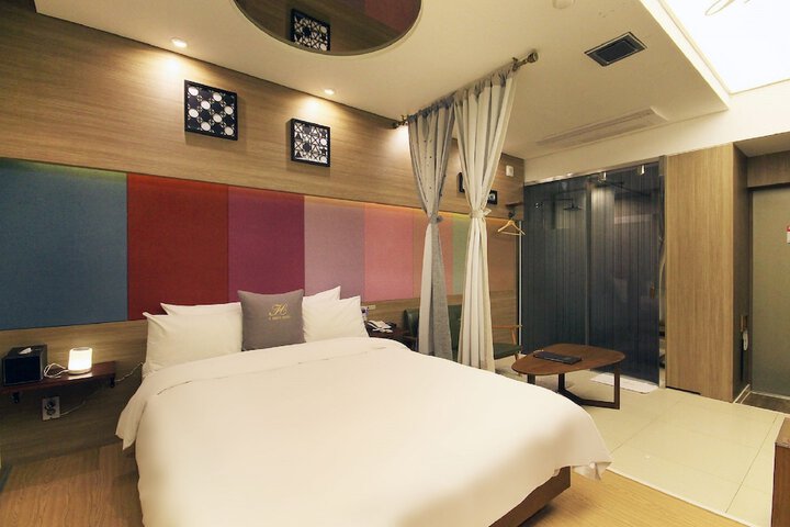 Room 6 of 47