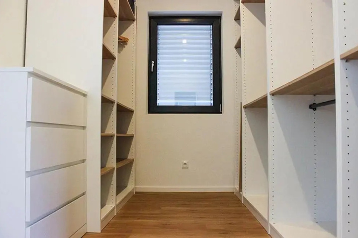Room 9 of 13