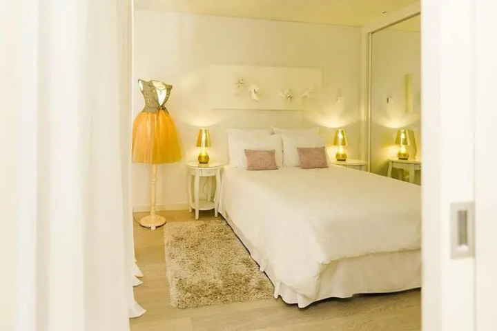 Room 6 of 9