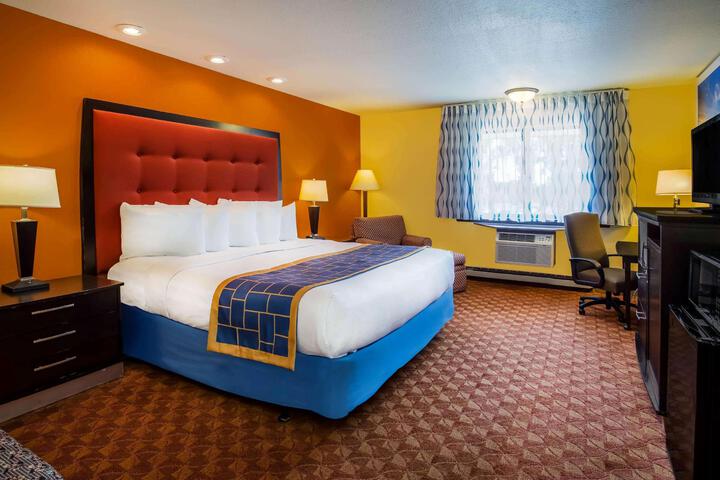 1 King Bed (5 of 13)