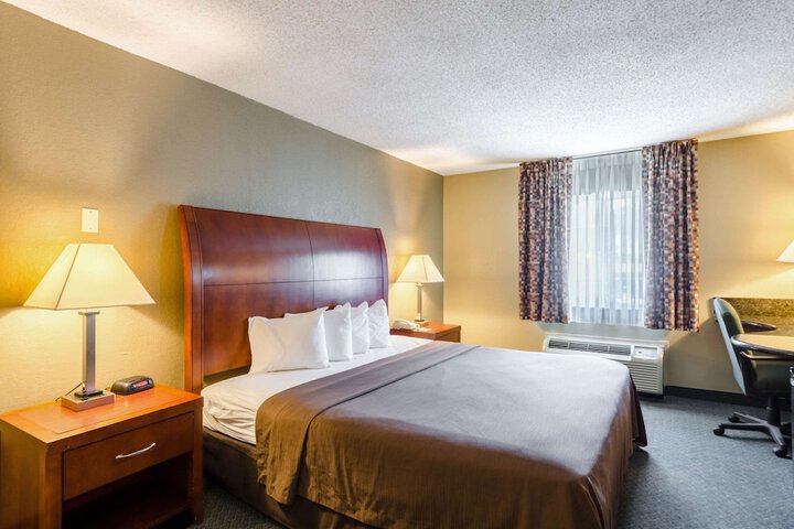 1 King Bed (1 of 4)