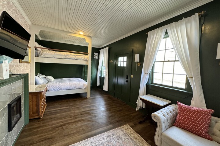 Room 6 of 23