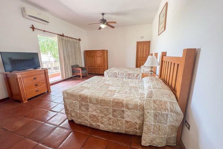 Room 6 of 12