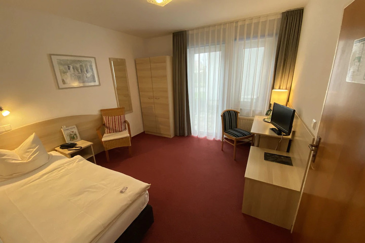 Room 6 of 10