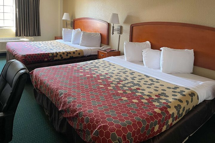 1 King Bed (4 of 23)