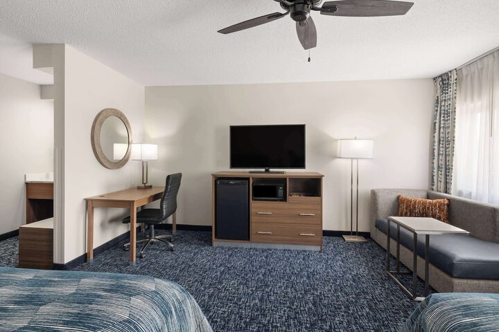 1 Queen Bed Accessible Room (14 of 14)